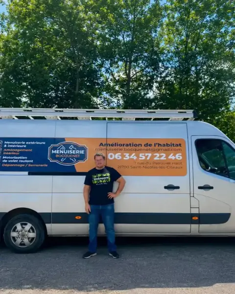 Artisan menuisier de la Menuiserie Bocquenet devant le véhicule d'atelier